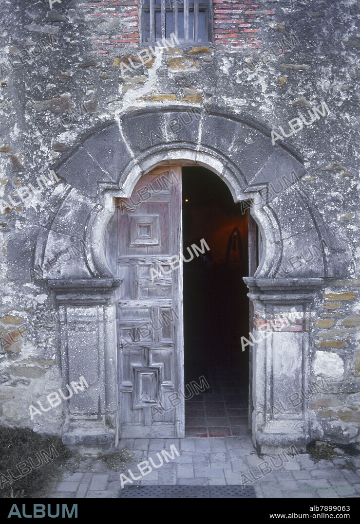 ARCO MIXTILINEO-ENTRADA DE LA IGLESIA 1731/56 DE LA MISION FRANCISCANA FUNDADA EN 1690.