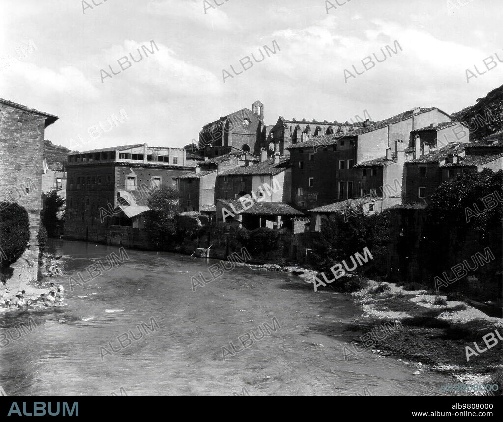 1930. Paso del río Ega por Estella (Navarra).