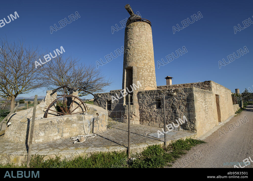 molino harinero y noria de Toninaina Serena, Montuïri, Es Pla, Mallorca, balearic islands, Spain.