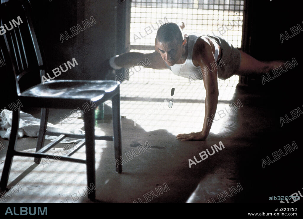 DEMI MOORE in G. I. JANE, 1997, directed by RIDLEY SCOTT. Copyright HOLLYWOOD PICTURES / BRAY, PHIL.