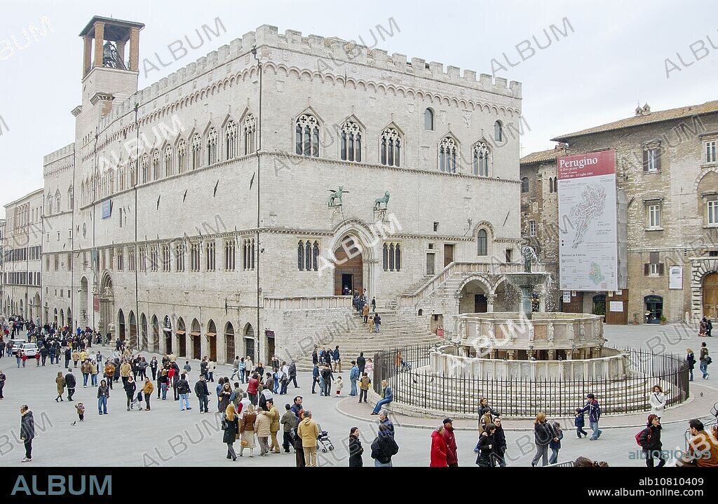 Palazzo dei Priori (aka Palazzo Comunale, town hall) and Fontana Maggiore in Piazza Quattro Novembre. Perugia. Umbria, Italy.