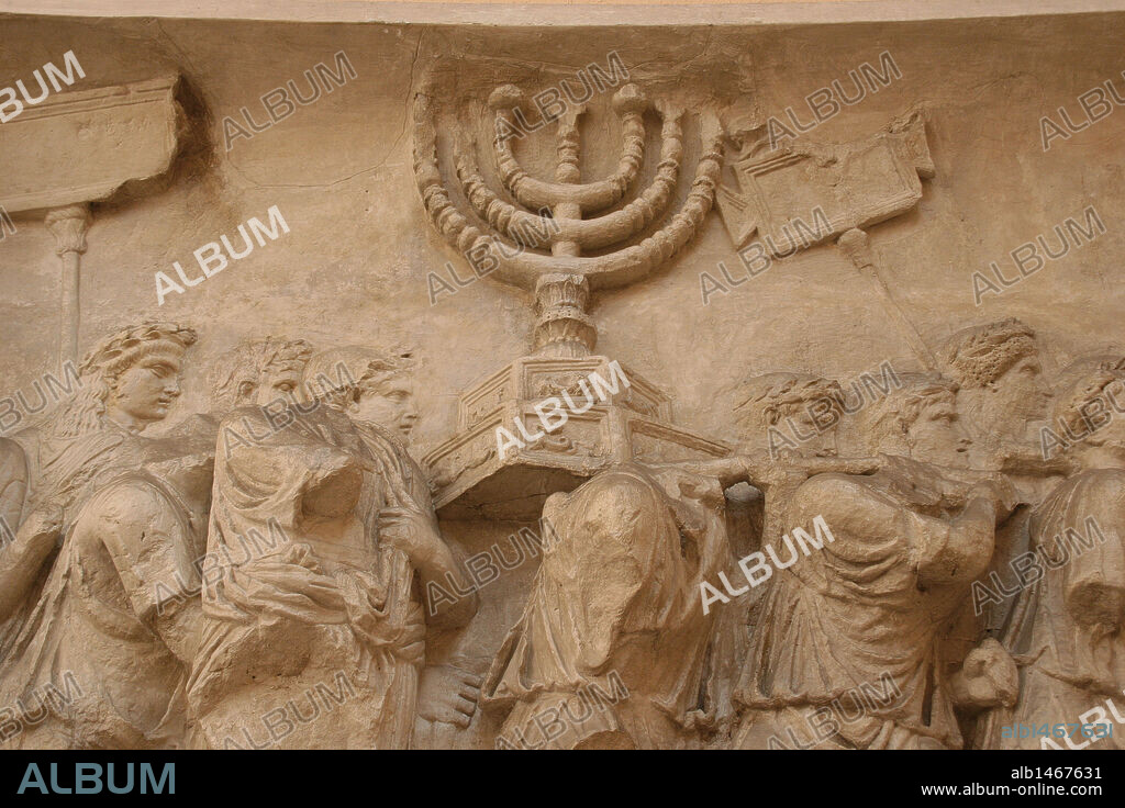 HISTORIA IMPERIO ROMANO. EPOCA IMPERIAL. SIGLO I. Detalle copia en yeso del bajorrelieve del Arco de Tito (Foro de Roma) donde se narra el triunfo del emperador TIto tras sofocar la revuelta de Judea (año 67).. Los soldados romanos con el "Memorah", candelabro de los siete brazos saqueado del templo de Jerusalén. Dinastia Flavia. Tito (79-81). Museo de la Civilización Romana. (Eur). Roma. Italia.