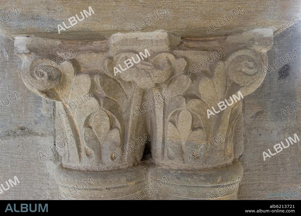 Cluny (Dép.Saôneet-Loire, Burgund, Frankreich), ehem.Benediktinerabtei, Abteikirche Cluny III (erbaut 1089-1130; nach 1790 größtenteils abgerissen), Großes Südquerhaus, Innenansicht:-Ausschnitt aus der Wandgliederung: Blattwerk-Doppelkapitell.-Foto, 2008.