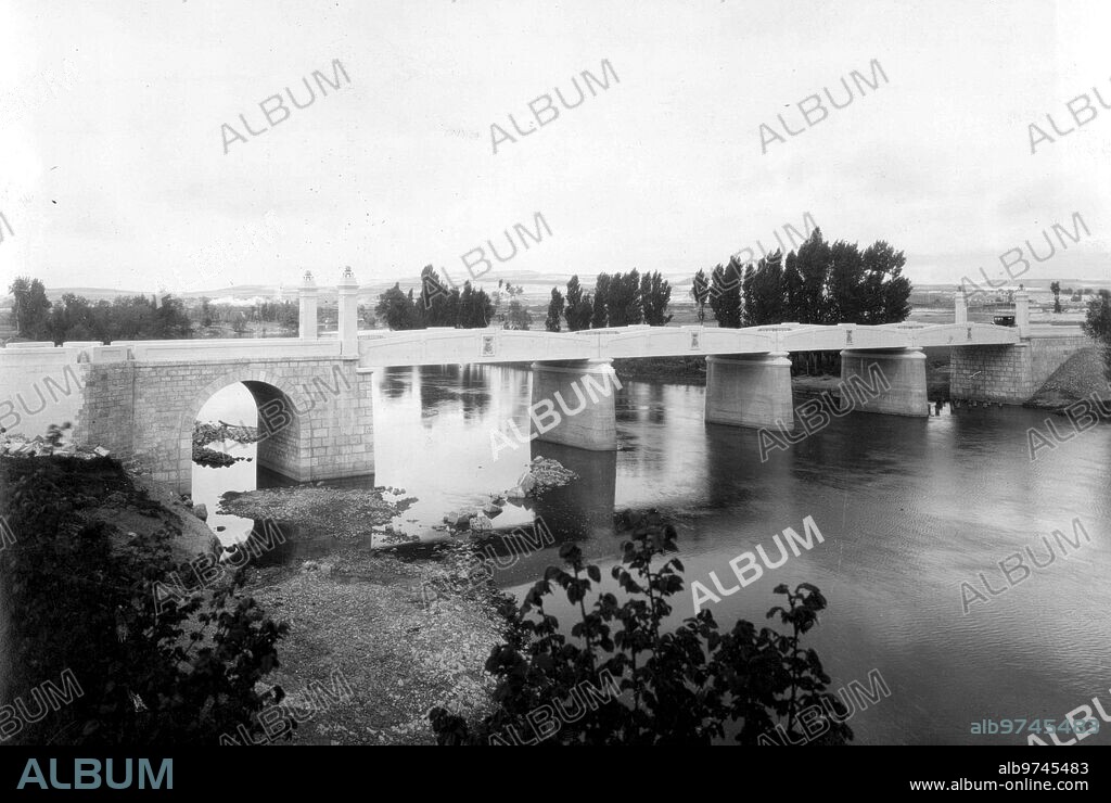 July 1927. Bridge over the Pisuegra river in the town Dueñas (Palencia).