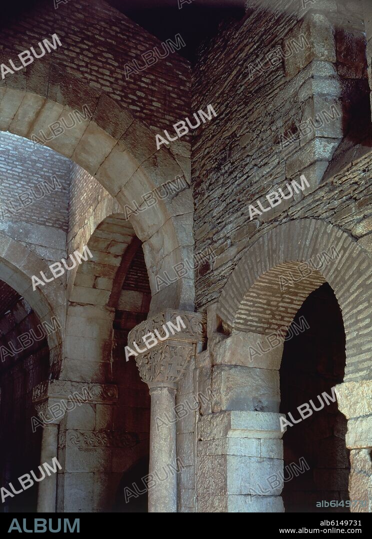 INTERIOR VISIGOTICO DE LA IGLESIA DE SAN PEDRO DE LA NAVE - SIGLO VII.