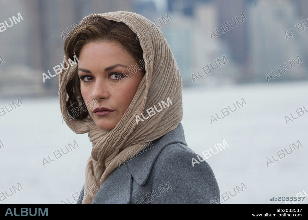 CATHERINE ZETA-JONES en TRAMA, LA [BROKEN CITY], 2013 (BROKEN CITY), dirigida por ALLEN HUGHES. Copyright NEW REGENCY PICTURES.
