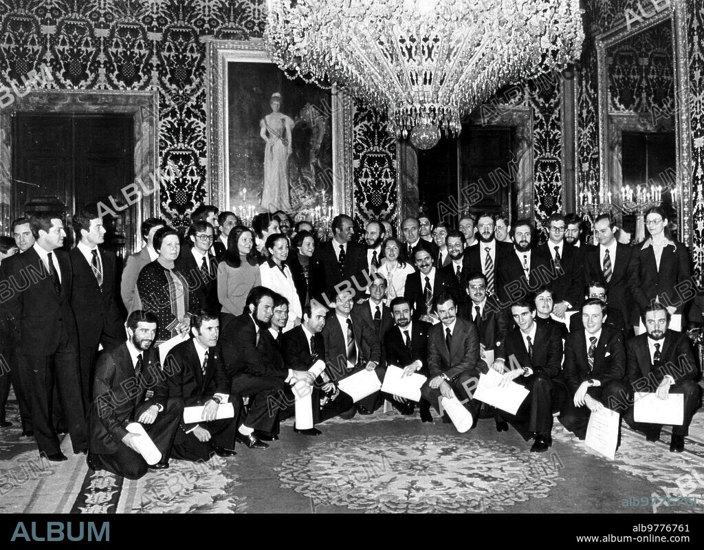 16 marzo 1977. Entrega de los Premios Nacionales de fin de carrera por el Rey Juan Carlos en el palacio real acompañado del presidente del Gobierno, Adolfo Suarez, el ministro de educación y ciencia y el secretario general del movimiento.