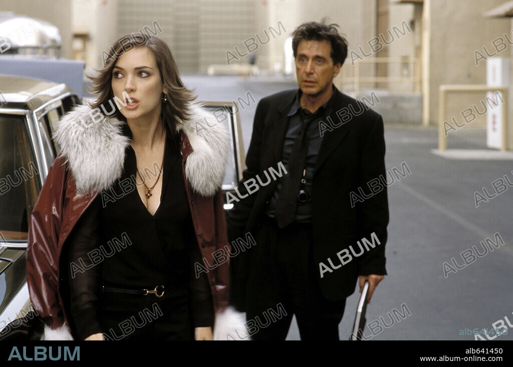 AL PACINO and WINONA RYDER in SIMONE, 2002, directed by ANDREW NICCOL. Copyright NEW LINE CINEMA / MICHAELS, DARREN.