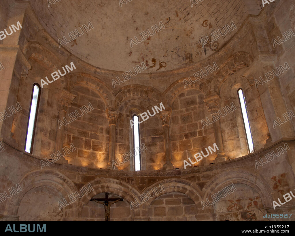 ARTE ROMANICO. ESPAÑA. IGLESIA DE NUESTRA SEÑORA DE LA ASUNCIÓN. Templo románico construido en el S. XII. Interior del ábside. Cayón. Cantabria.