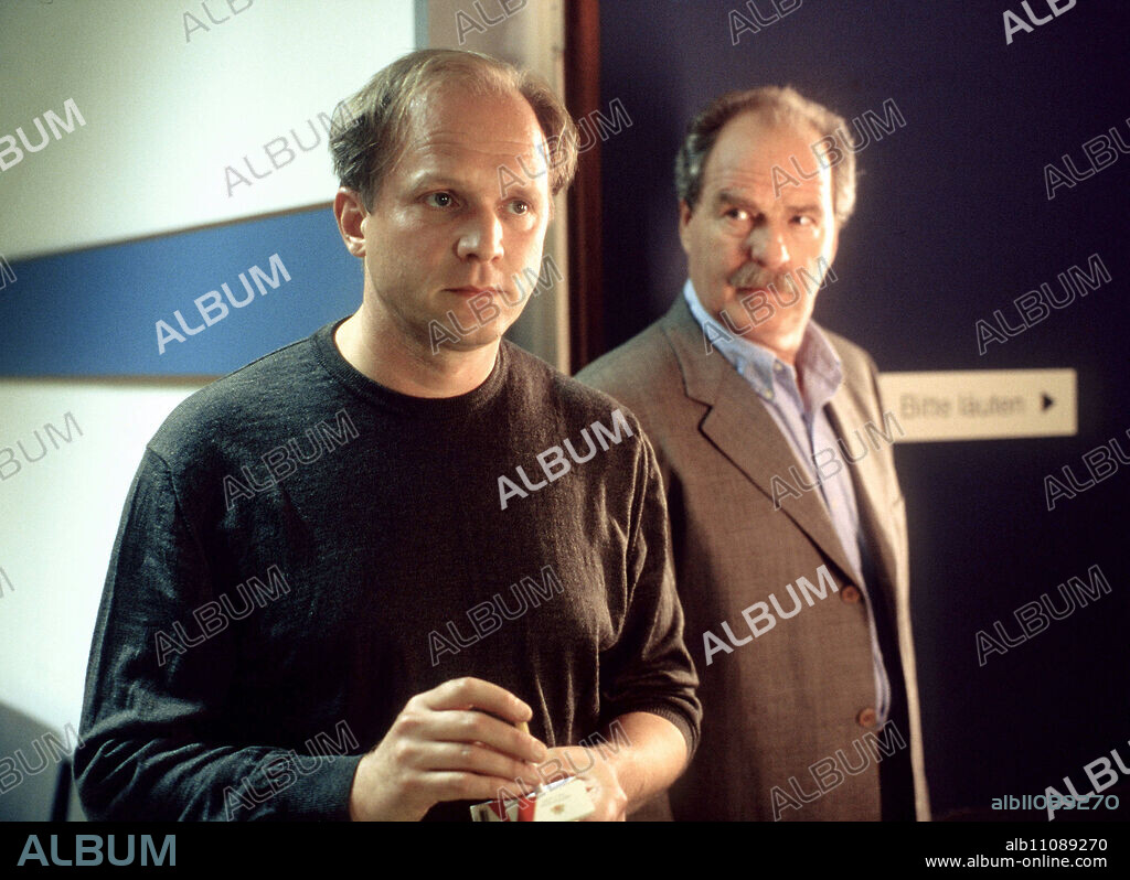 THE CRIMES OF PROFESSOR CAPELLARI - The student Tanja confronts Capellari with the alleged theft of valuable bird eggs. Shortly afterwards, she has a fatal accident. The professor begins his investigations. Scene: Alexander (ULRICH TUKUR), an active environmental activist, is questioned by Capellari (FRIEDRICH VON THUN) about Tanja's fatal accident. Director: Christian Görlitz aka. Fragile Evidence / Title: THE CRIMES OF PROFESSOR CAPELLARI / Germany 2000.