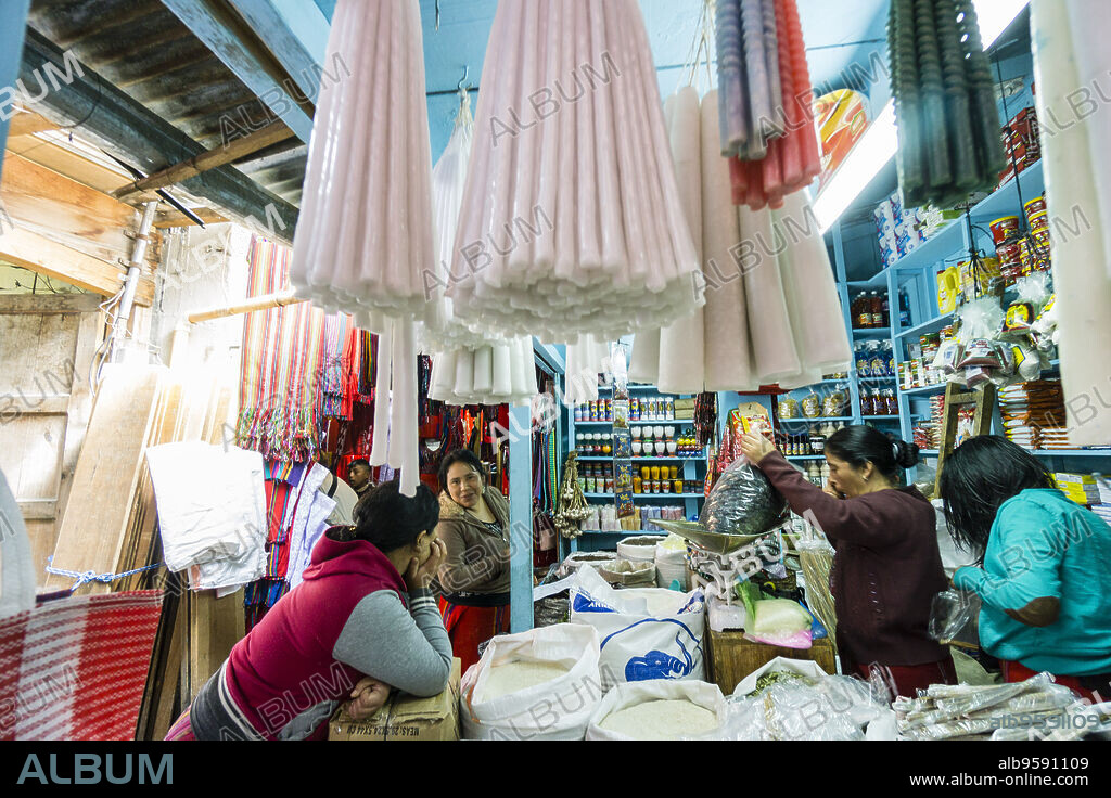 tienda de velas y candelas, Mercado municipal, Santa María Nebaj, departamento de El Quiché, Guatemala, Central America.