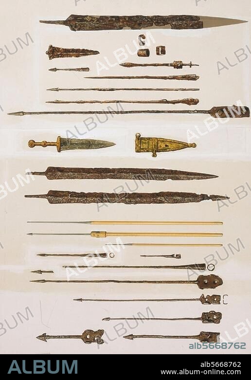 Antike / Waffen / Rom:. (Links u. Mitte) röm. Waffen des 2. Jh. v. Chr.: (li.) Wurfspieße (pila) /. (Mitte) Schwerter (gladii), Dolch u. Scheide / (rechts) röm. Waffen des 1. Jh. v. Chr.: Wurfspieße (pila), Dolchklinge, Schwert (gladius hispaniensis). (Rekonstruktionen). Aquarelle von Peter Connolly (1935-2012).