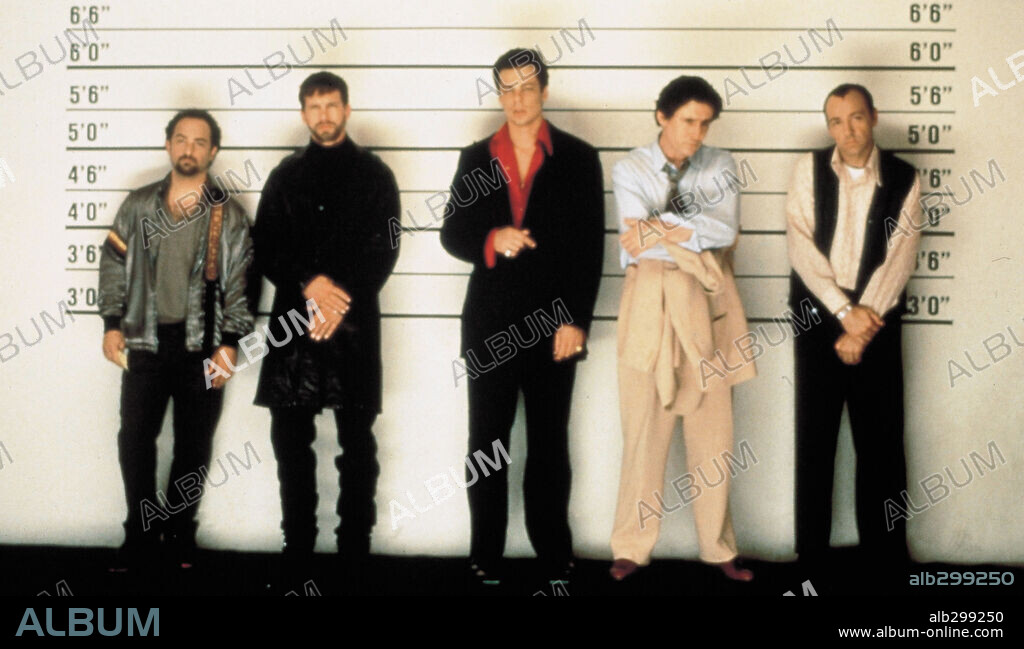 BENICIO DEL TORO, GABRIEL BYRNE, KEVIN POLLACK, KEVIN SPACEY y STEPHEN BALDWIN en SOSPECHOSOS HABITUALES, 1995 (THE USUAL SUSPECTS), dirigida por BRYAN SINGER. Copyright SPELLING FILMS INTERNATIONAL / CHEN, LINDA R.