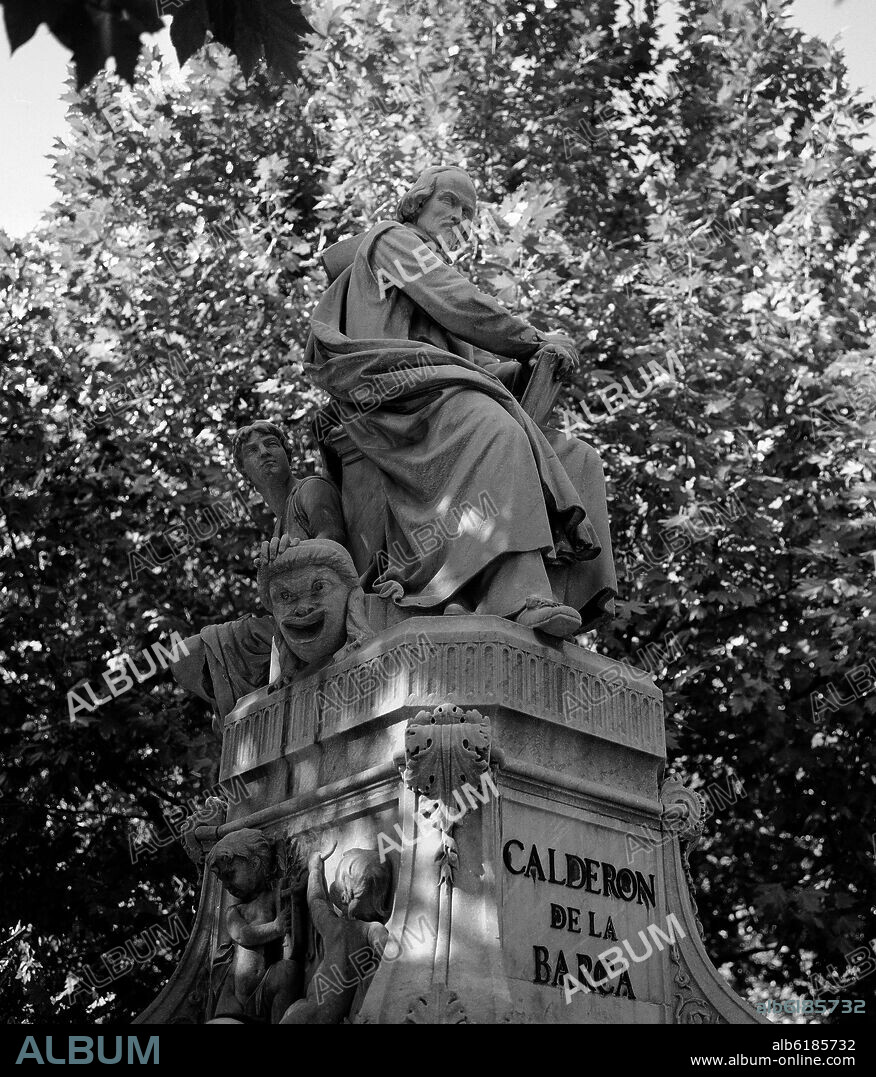 JUAN FIGUERAS VILLA (S. XIX). MONUMENTO A CALDERON DE LA BARCA SITUADO EN LA PLAZA DE SANTA ANA - SIGLO XIX - FOTOGRAFIA EN BLANCO Y NEGRO - AÑOS 50.
