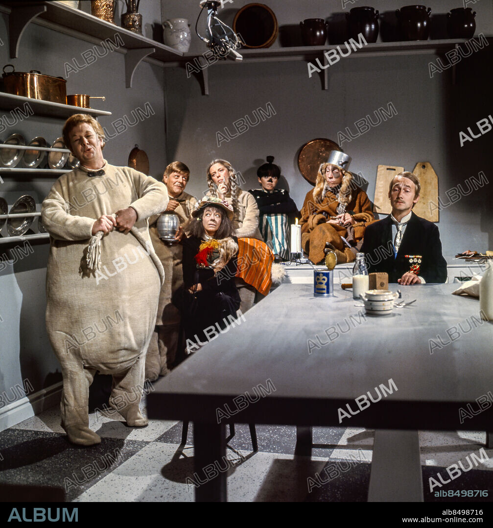 1969-05-05. MUMINTROLLET TV-serie i tretton avsnitt av Tove Jansson och Lars Jansson i regi av Vivica Bandler. Sänt första gången 1969-12-05. I köket ses från vänster skådespelarna Lasse Pöysti som Mumintrollet, Nils Brandt som Muminpappan, Gunvor Sandqvist som Misan, Birgitta Ulfsson som Muminmamman, Elina Salo som Lilla My, Gustav Wiklund som Rådd-djuret och Gösta Ekman som Kungen. Foto: Kenneth Thorén / SVT / Kod: 5600 Bildservice A 337 färgdia persons: LASSE PÖYSTI;GUNVOR SANDQVIST;NILS BRANDT;BIRGITTA ULFSSON;ELINA SALO;GUSTAV WIKLUND;GÖSTA EKMAN sites: SVERIGE PhotoDate:1969-??-??.