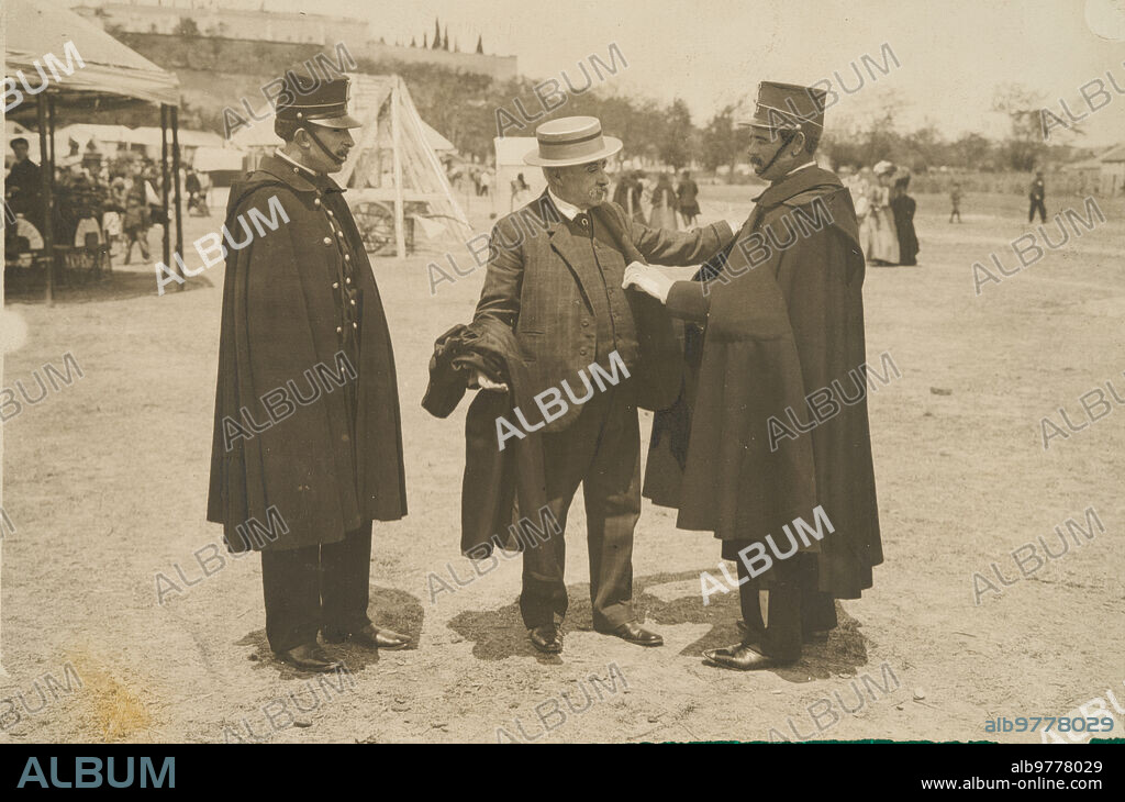 Madrid, 15/05/1907. El maestro Chueca en la pradera de San Isidro, en una fotografía que ilustró un pequeño entremés cómico del que era protagonista.