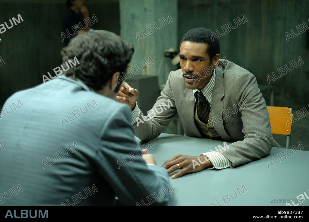 PARKER SAWYERS en SPY / MASTER, 2023, dirigida por CHRISTOPHER SMITH. Copyright MOBRA FILMS.