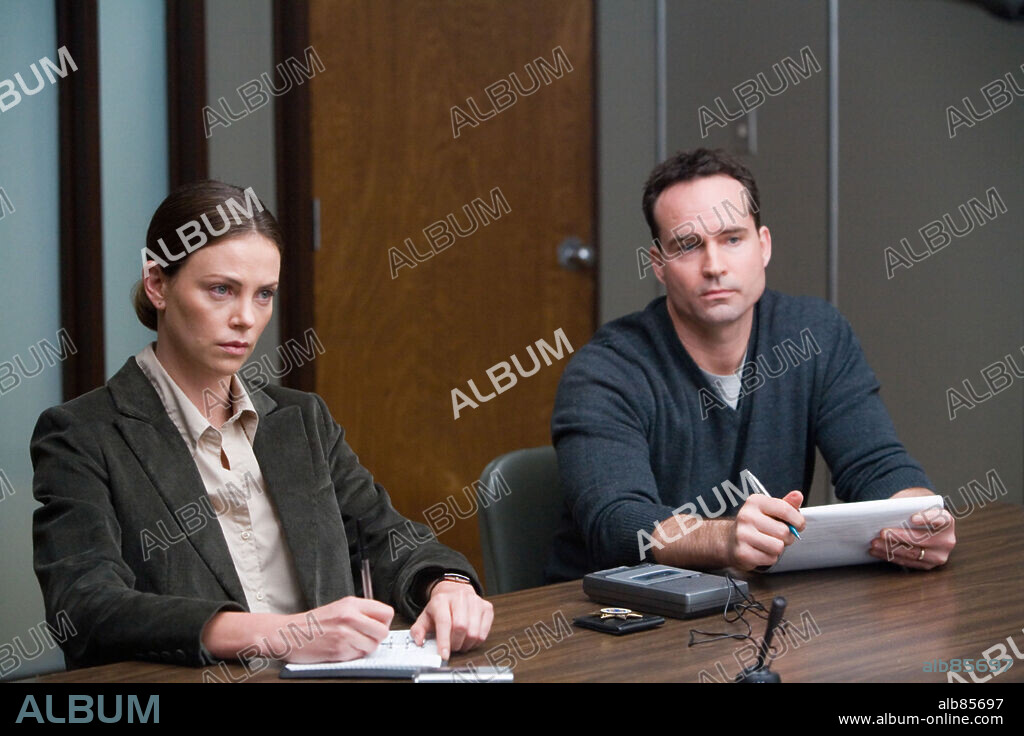 CHARLIZE THERON and JASON PATRIC in IN THE VALLEY OF ELAH, 2007, directed by PAUL HAGGIS. Copyright SUMMIT ENTERTAINMENT.