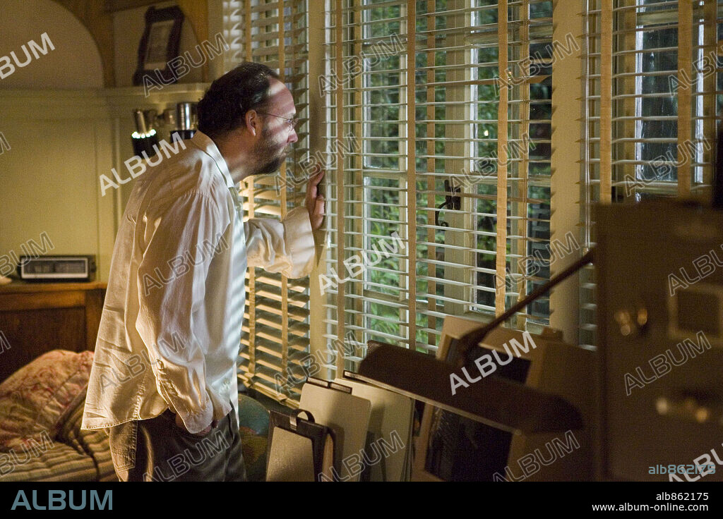 PAUL GIAMATTI en LA JOVEN DEL AGUA, 2006 (LADY IN THE WATER), dirigida por M. NIGHT SHYAMALAN. Copyright WARNER BROS. PICTURES / MASI, FRANK.