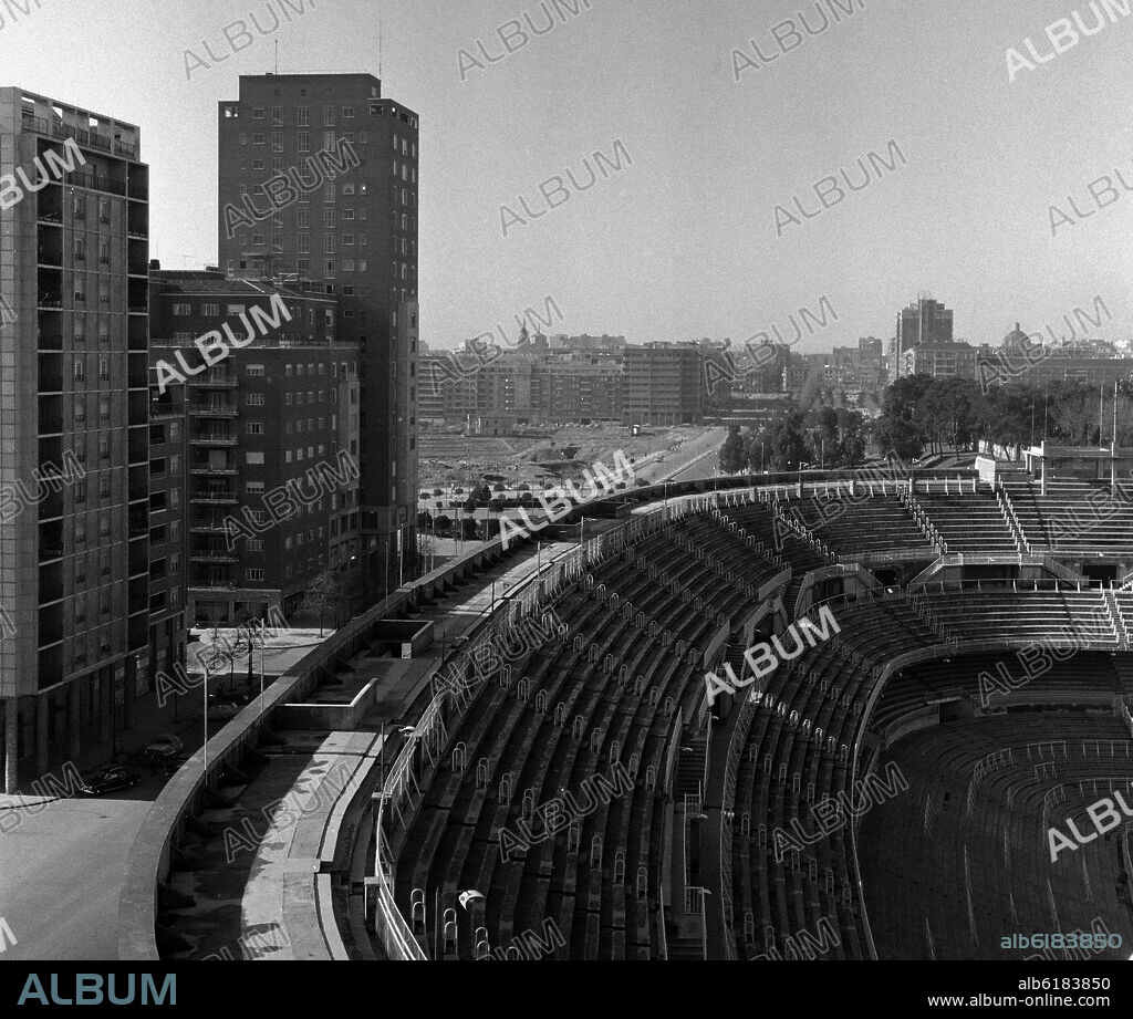 CALLE CONCHA ESPINA - EDIFICIOS JUNTO AL ESTADIO DE FUTBOL DEL REAL MADRID - GENERAL PERON AL FONDO - FOTOGRAFIA EN BLANCO Y NEGRO - AÑOS 60.