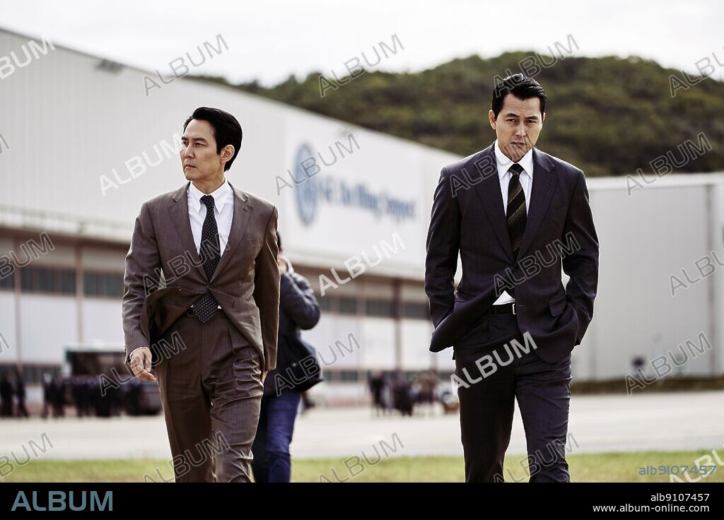 JUNG WOO-SUNG and LEE JUNG-JAE in HUNT, 2022 (HEON-TEU), directed by LEE JUNG-JAE. Copyright SANAI PICTURES.