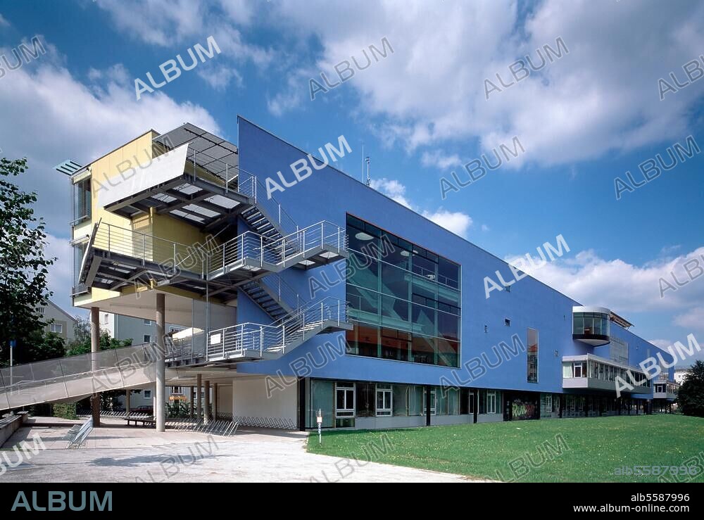 Dresden, St. Benno-Gymnasium (school). © L. Hammel / J. Peter. 6 × 9 cm.
