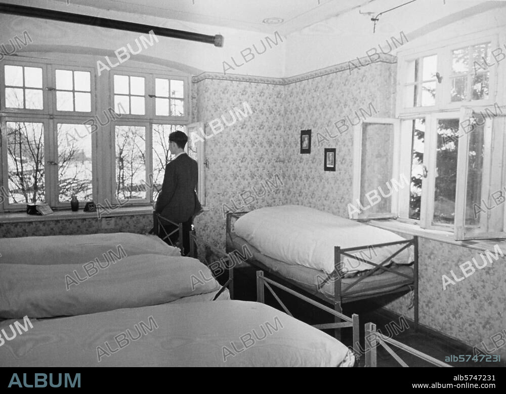 Deutschland / NS-Zeit / Juden. Hachschara Landwerk in Ahrensdorf, Brandenburg (gärtnerisch-landwirtschaftliche Ausbildung von Jugendlichen, ab 1936, als Vorbereitung für die Auswanderung nach Palästina im Rahmen der Jugendalija): Blick in einen Schlafraum. Foto, 1937 (Abraham Pisarek).