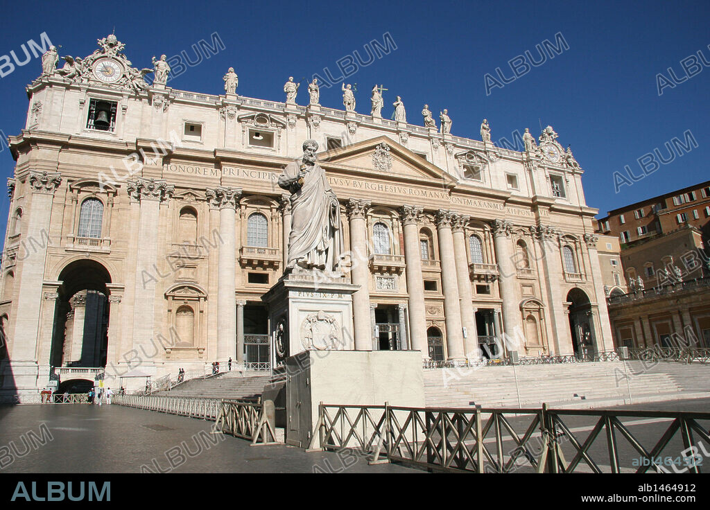 VATICANO. CIUDAD DEL VATICANO. Fachada de la BASILICA DE SAN PEDRO. Proyectada por Bramante, fue transformada a partir de 1546 por Miguel Angel, a quien Pablo III confió la dirección de la obra. Está situada en la PLAZA DE SAN PEDRO.