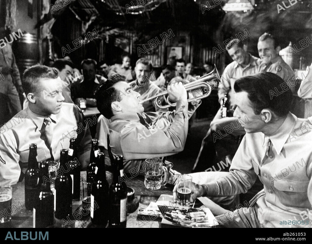 FRANK SINATRA and MONTGOMERY CLIFT in FROM HERE TO ETERNITY, 1953, directed by FRED ZINNEMANN. Copyright COLUMBIA PICTURES.