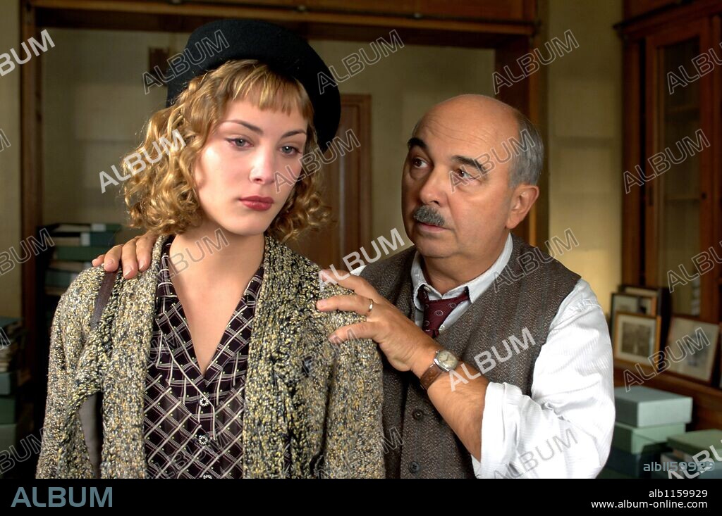 GERARD JUGNOT and NORA ARNEZEDER in PARIS 36, 2008 (FAUBOURG 36), directed by CHRISTOPHE BARRATIER. Copyright Blue skin productions/ constantin film produktion.