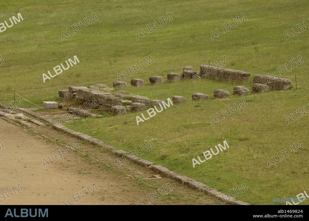 ARTE GRIEGO. GRECIA. ESTADIO DE OLIMPIA. Vista parcial de las ruinas del estadio en el que se celebraban los juegos olímpicos. Este nunca tuvo graderíos, únicamente una tribuna para los jueces en el lado derecho. OLIMPIA. Provincia de Ilia. Región Peloponeso.