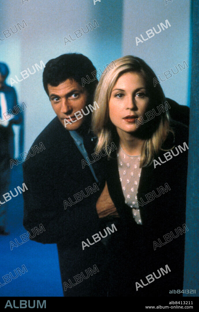 KELLY RUTHERFORD et THOMAS CALABRO dans MELROSE PLACE, 1992, réalisé par ANSON WILLIAMS, CHARLES CORRELL et RICHARD LANG. Copyright FOX TELEVISION NETWORK/SPELLING TELEVISION.