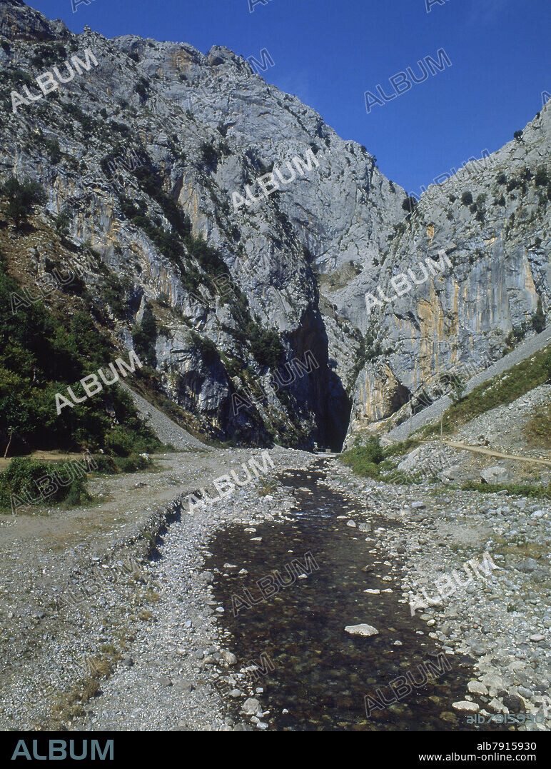 GARGANTA ROCOSA EXCAVADA POR EL RIO CARES EN LA MONTAÑA - FOTO AÑOS 00 SIGLO XXI -.