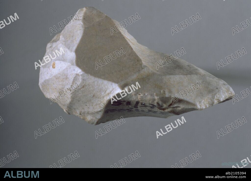 PERFORADOR . PALEOLITICO. (DEPOSITO: MUSEO ARQUEOLOGICO NACIONAL).