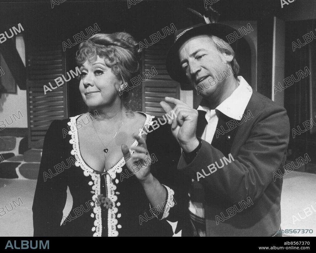 ©SCANPIX SWEDEN, 1976.. Scen ur operettföreställningen Vita Hästen på Oscarsteatern i Stockholm.. Vi ser skådespelarna Inga Gill och Stig Grybe tillsammans. Båda gör samma fingergest.. Foto: Scanpix . Code: 20360.