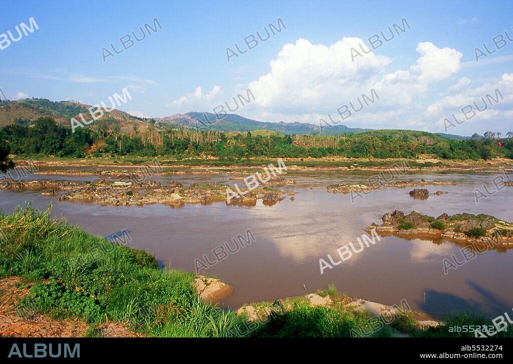 The Mekong is the world's 10th-longest river and the 7th-longest in Asia. Its estimated length is 4,909 km (3,050 mi)  and it drains an area of 795,000 km2 (307,000 sq mi), discharging 475 km3 (114 cu mi) of water annually. From the Tibetan Plateau the Mekong runs through China's Yunnan province, Burma, Laos, Thailand, Cambodia and Vietnam.