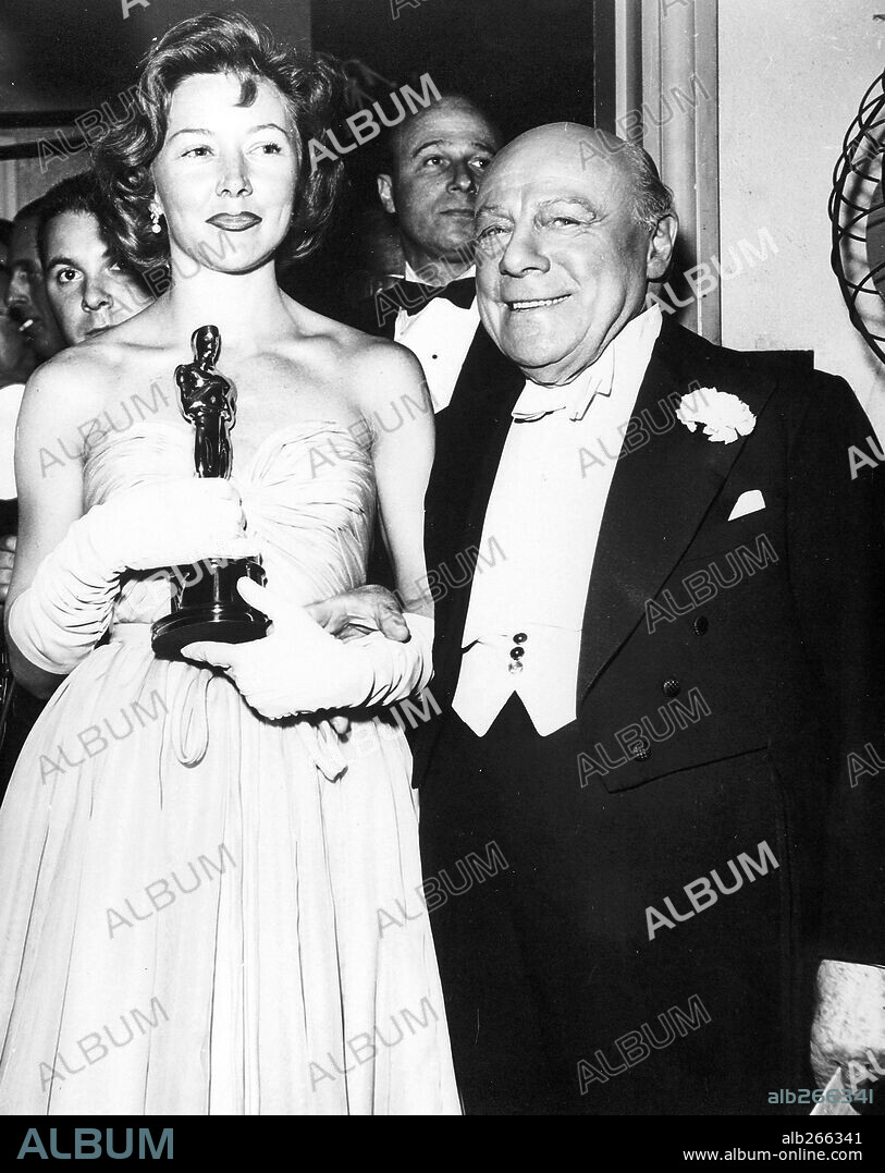 EDMUND GWENN y GLORIA GRAHAME. 25ª Edición de los Premios Oscar / 1953. 
Edmund Gwenn con Gloria Grahame, premiada como mejor actriz secundaria por "Cautivos del mal". 1953