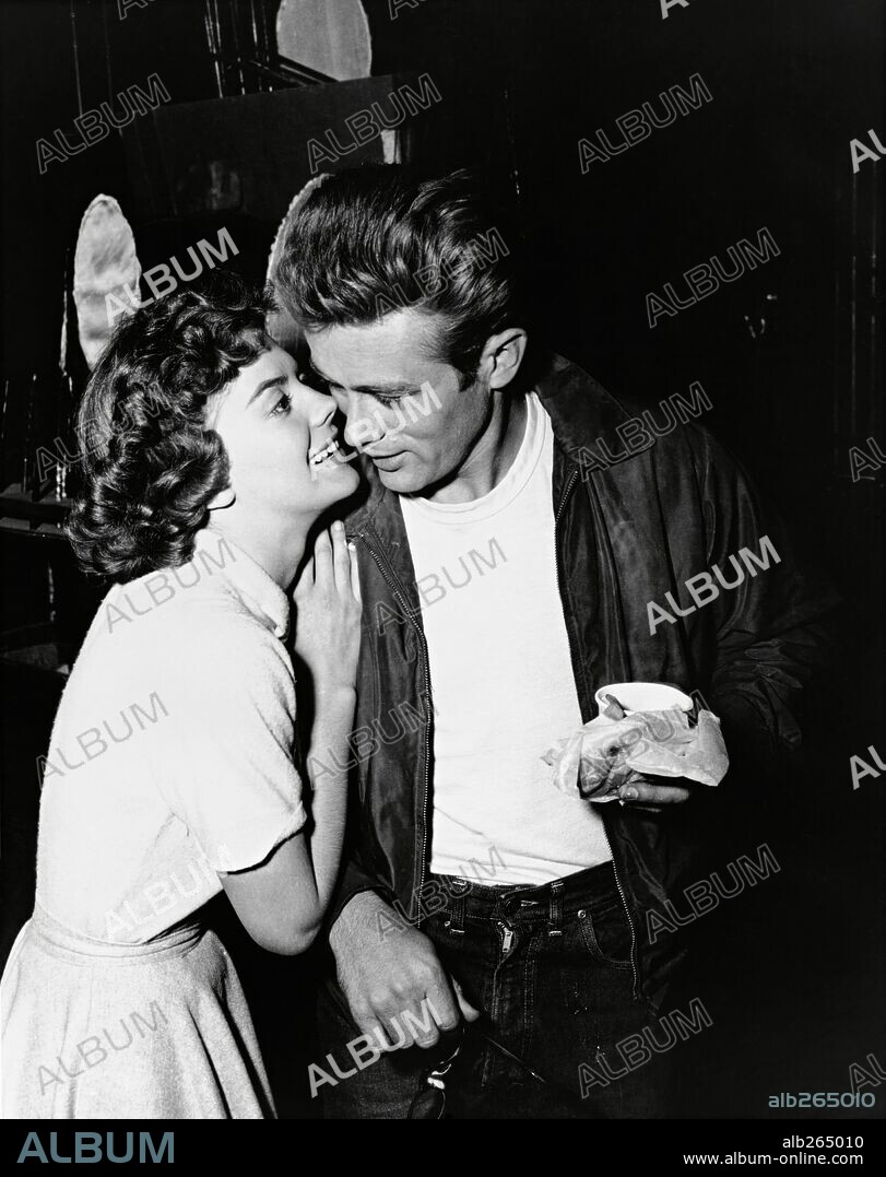 JAMES DEAN et NATALIE WOOD dans REBEL WITHOUT A CAUSE, 1955, réalisé par NICHOLAS RAY. Copyright WARNER BROTHERS.