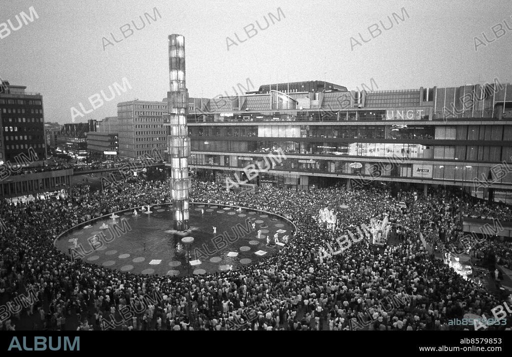 ARKIV STOCKHOLM 19840710. Urban Sax, fransk musik- och teatergrupp uppträder på Sergels torg i Stockholm.. Foto: Håkan Lindgren / DN / SCANPIX / Kod: 69 . ** SVD OUT **.