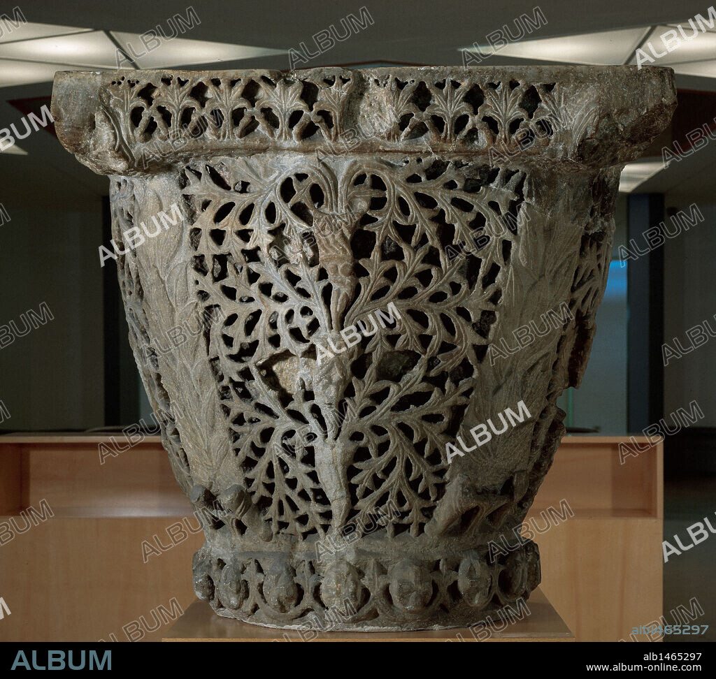 ARTE BIZANTINO. ESPAÑA. Siglo VI. A finales del s. IV, comienza a usarse el capitel llamado teodosiano. Capitel en que el abaco casi desaparece y se desarrola un segundo cuerpo en forma de pirámide invertida, llamado cimacio. Este CAPITEL de mármol del Proconés, procede de la iglesia de San Polyeuktos de Constantinopla y estaba en la Iglesia de San Miguel de Barcelona, hasta la dectrucción del edificio en el 1868. Museo Arqueológico de Barcelona. Cataluña.