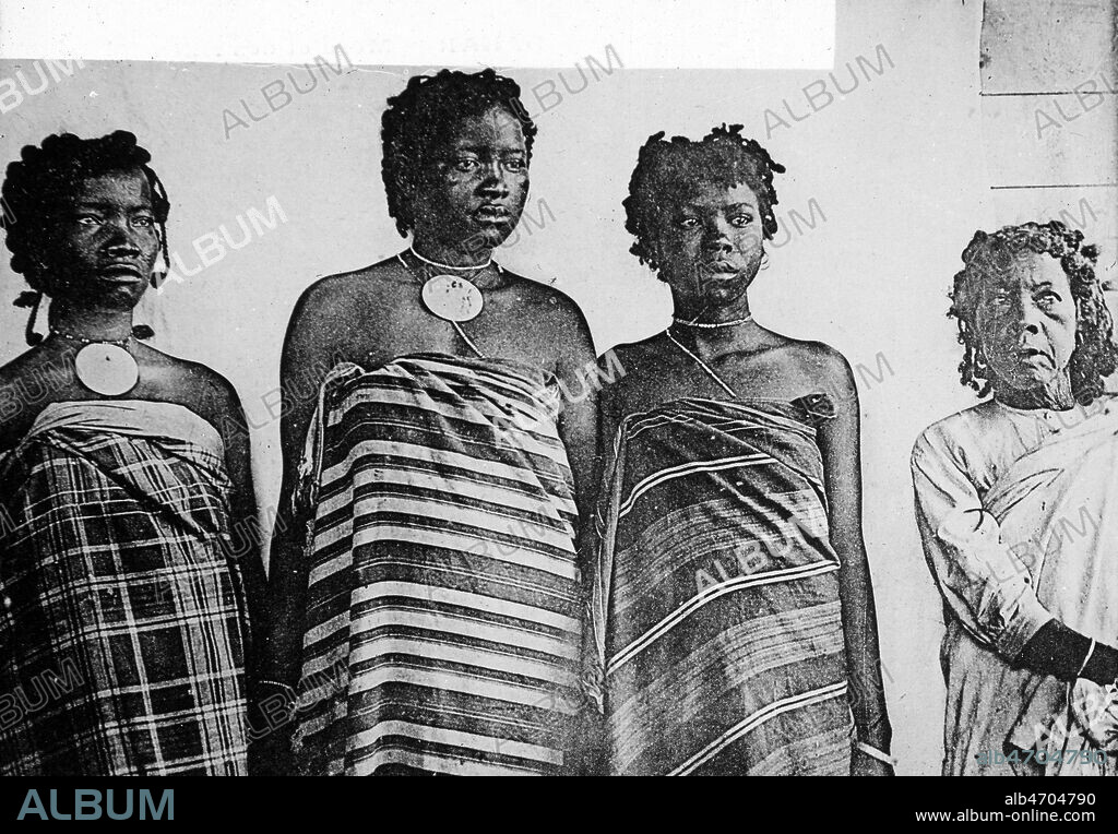Une mere et ses trois filles Wolofs au Senegal. Photographie d'Edmond FORTIER (1862-1928) rapportee par Jean BRUNHES (1869-1930) lors de son sejour au Senegal en 1907. Credit: Brunhes-Delamarre/KHARBINE-TAPABOR.