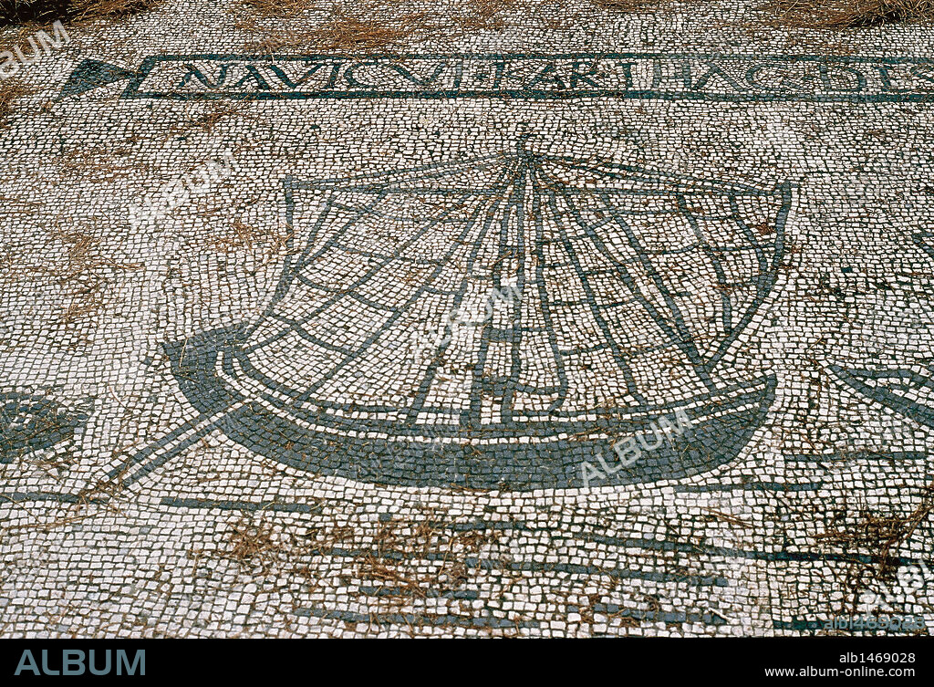 ARTE ROMANO. ITALIA. Ostia Antica. Mosaico que representa a un barco de mercancías procedente de Cartago. Plaza de los Gremios o Corporaciones.