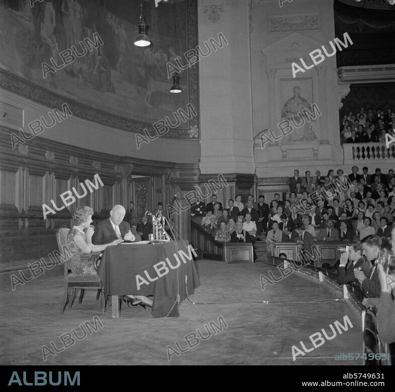 Dior, Christian; franz. Modeschöpfer. 1905-1957. Paris, 3. August 1955: Christian Dior hält einen Vortrag in Dialogform über die Mode im Grand Amphithéâtre der Sorbonne (Universität von Paris). Foto.
