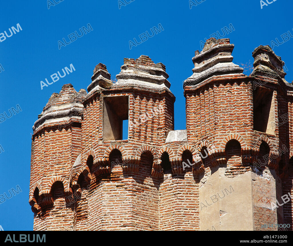 ARTE MUDEJAR. ESPAÑA. CASTILLO DE COCA. Iniciado en el año 1453 por orden de don Alonso de Fonseca y Ulloa, arzobispo de Sevilla y señor de Coca. Está construido en ladrillo y posee triple recinto rodeado por un foso. Es un buen ejemplo de arquitectura militar mudéjar. Detalle de las ALMENAS de una torre. COCA. Provincia de Segovia. Castilla-León.
