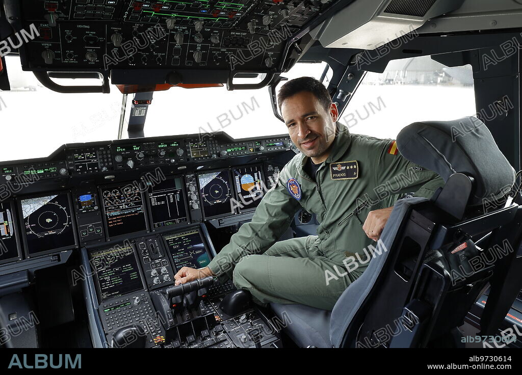 Zaragoza, 08/30/2021. Evacuation mission. Interview with Captain José Fernández Prados at the Air Base next to the A400 M aircraft of the 31st Wing. Photo: Fabián Simón. ARCHDC.