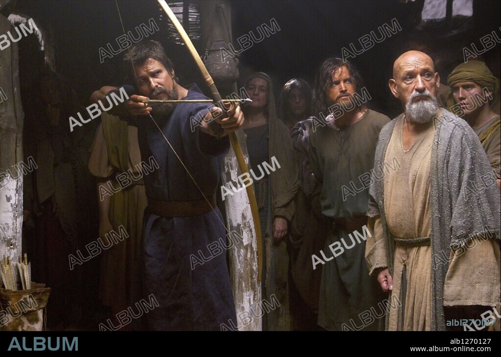 AARON PAUL, BEN KINGSLEY and CHRISTIAN BALE in EXODUS: GODS AND KINGS, 2014, directed by RIDLEY SCOTT. Copyright CHERNIN ENTERTAINMENT.