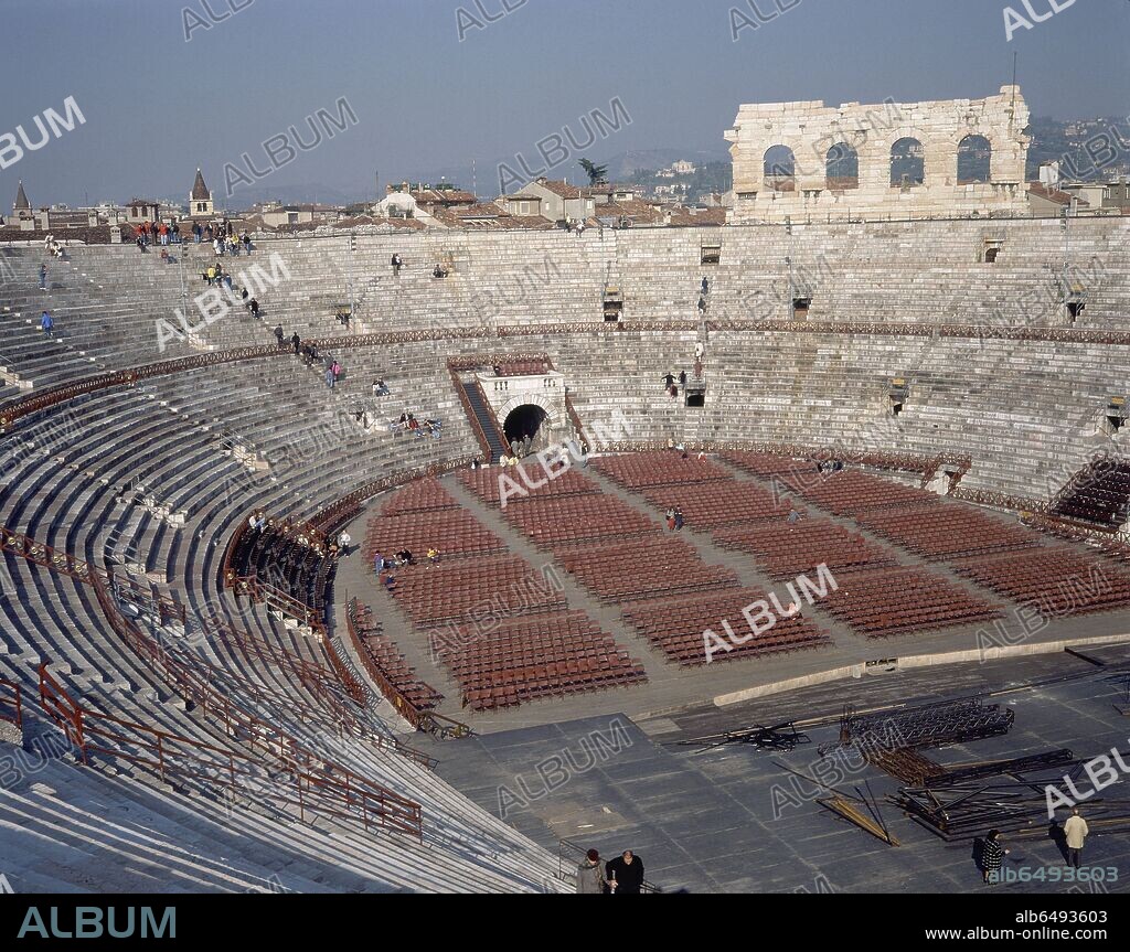 GRADAS DEL ANFITEATRO ROMANO DE VERONA TAMBIEN LLAMADO LA ARENA - SIGLO I.