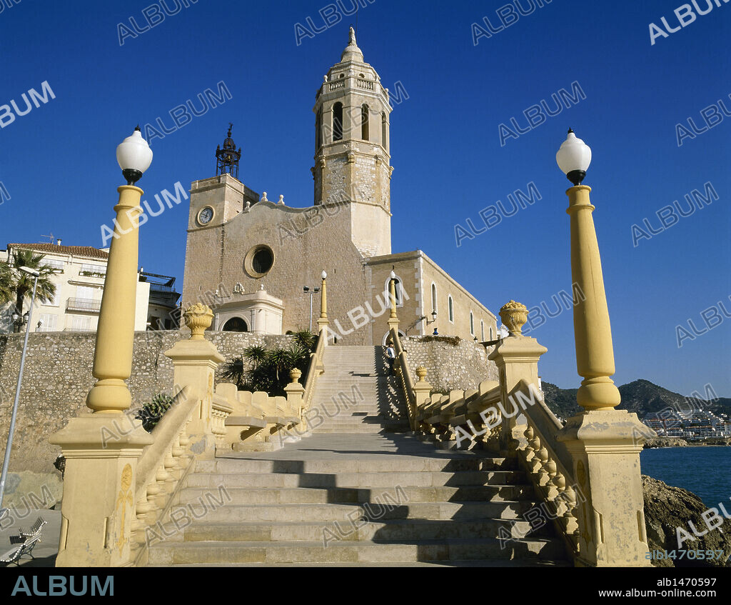 CATALUÑA. SITGES (comarca del Garraf). Vista de la IGLESIA DE SANT BARTOMEU I SANTA TECLA, construida en el siglo. XVII. Provincia de Barcelona.