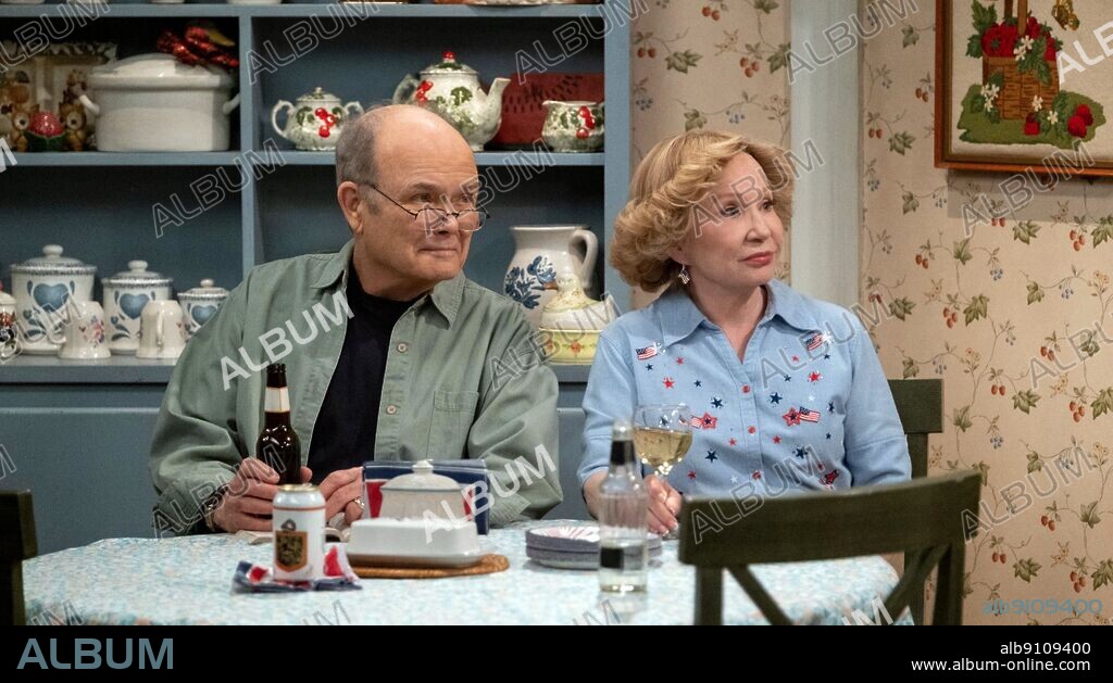 DEBRA JO RUPP and KURTWOOD SMITH in THAT '90 SHOW, 2023, directed by GAIL MANCUSO and LAURA PREPON. Copyright Carsey-Werner Company / Netflix.
