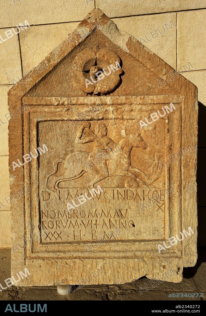 ARTE ROMANO. PROXIMO ORIENTE. ISRAEL. ESTELA FUNERARIA DE PIEDRA. Procedente de Nablus. Siglo II-III. La inscripción latina está dedicada al difunto Augindai, jinete en el escuadrón de los mauritanos. Mauritania era una colonia romana y los mauritanos sirvían en el ejército romano. Museo Rockefeller (Museo Arqueológico). Jerusalén. Israel.
